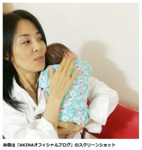 赤ちゃんの様子を伺いながら抱っこする井森美幸