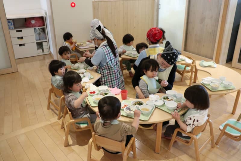 「おやつは外で食べよう！」保育士を増やしたら園児が喜ぶアイデア続々　７０年前と同じ最低限の配置ではトイレにも行けない…国がやっと増員支援へ