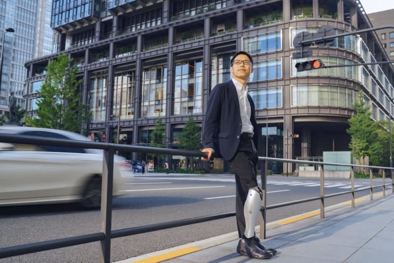 ９歳で失った右足「自由な移動」を夢見て華人起業家が開発した「ロボット義足」　ものづくりとイノベーション、日中の強みを融合
