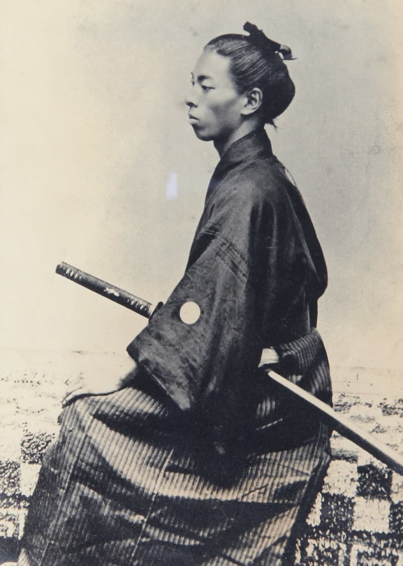 銅製、天皇皇后像　【誰かわかりません。】（天皇の台座に若干の欠けあります）。 Emperor Kōtoku - Wikipedia