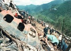 「ここにいた人たちは、もう疲れることもできない」５２０人が犠牲になった日航機墜落事故　３８年前の夏、２０代だった記者は「御巣鷹」の急斜面を歩き続けた