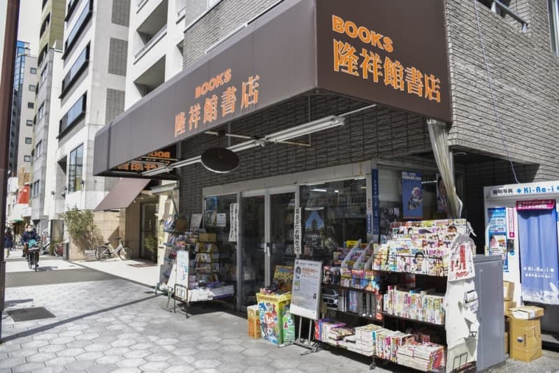「たのむから本屋やめんといて」町の小さな書店は減り続けるのに、なぜこの店は賑わう？　他県からの客も　「心に寄り添う一冊」を薦める店主の思い