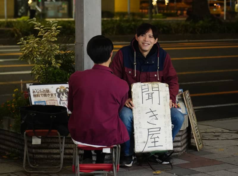 「あなたの話無料で聞きます」名古屋駅前にたたずむ男性の正体は？　悩みや自慢受け止める日々、他人だから話せる胸の内