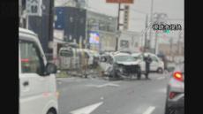 【速報】国道交差点で５台絡む事故　４人搬送　大阪・門真市