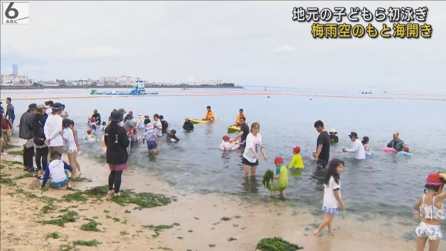 どんより梅雨空でも…“初泳ぎ”に歓声　大阪「二色の浜海水浴場」がオープン