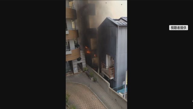 【動画アリ】「爆発音がして、燃焼物が飛び散っていた」　神戸市中央区の雑居ビルから出火　部屋やベランダが燃焼