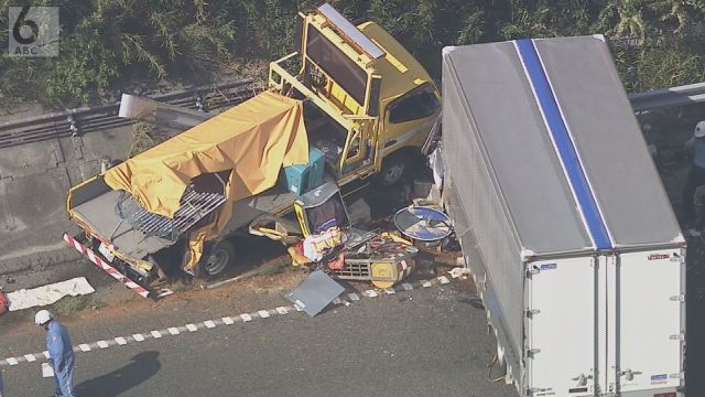 名神高速でトラック２台絡む事故　男性３人けが　うち１人重傷見込み　滋賀・竜王ＩＣ付近