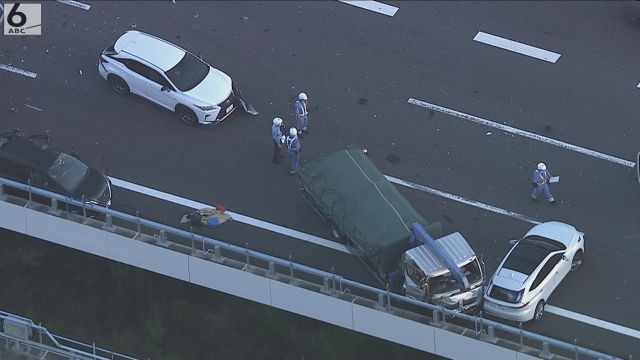 高速道路で事故相次ぐ　名神でネクスコの車両にトラック追突　新名神では６台絡む事故　合わせて男女９人けが