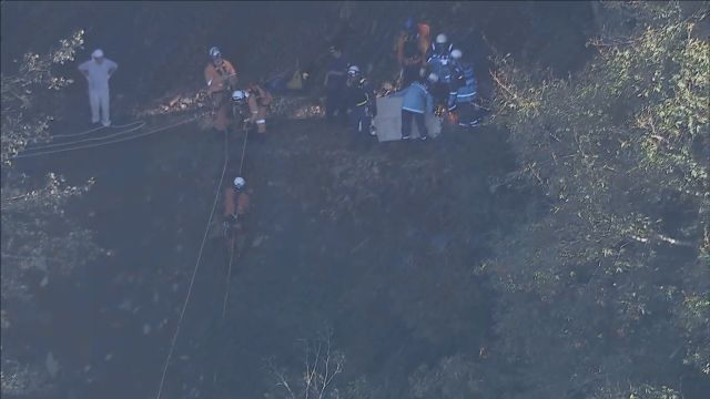 山中で軽自動車１００メートル転落　２人心肺停止１人意識不明か　徳島・吉野川市