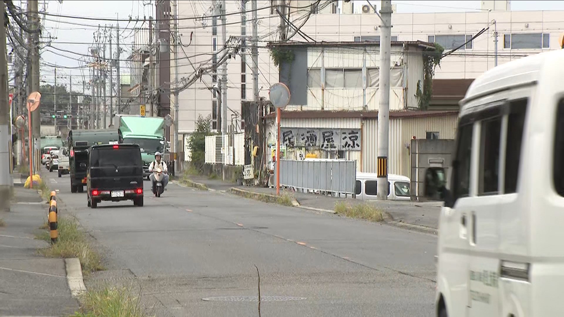 軽トラックがセンターラインをはみ出しバイクと正面衝突　１０代の男性死亡　軽トラックは大破しそのまま逃走