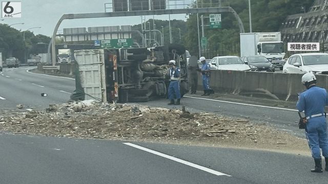 約５時間の通行止め　解除　名神高速　大山崎ー高槻ＪＣＴ間の下り（右ルート）で一時通行止め　大型トラックが横転