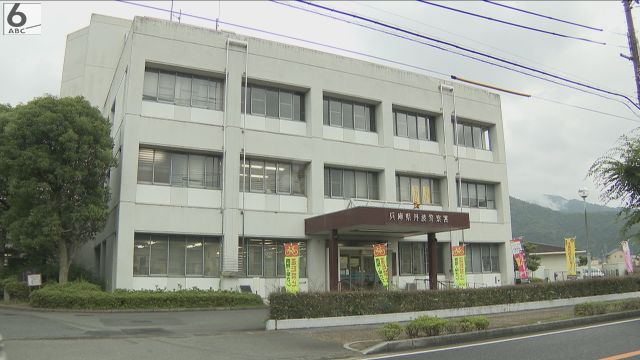 女子更衣室にボールペン型カメラ設置か　勤務先の中学校で女子生徒を盗撮しようとした疑い　臨時講師の２４歳男を逮捕