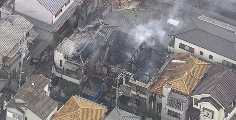 大東市の住宅で火災　焼け跡から男性１人の遺体が見つかる　住民の親子２人と連絡取れず