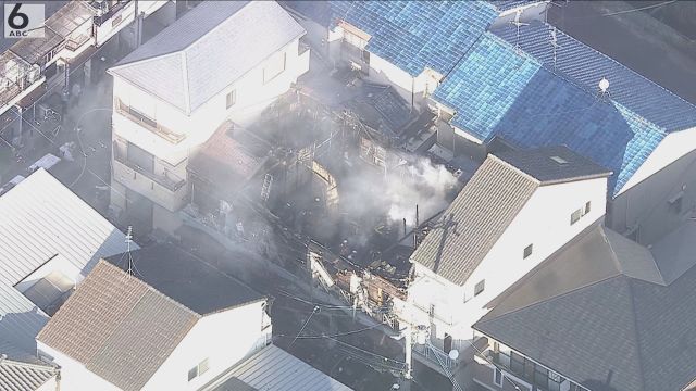 火元とみられる部屋の７０代男性と連絡取れず　木造２階建ての集合住宅が全焼　大阪・寝屋川市