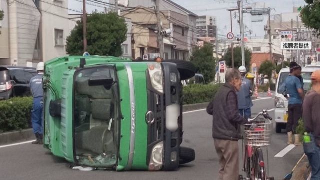 ゴミ収集車が横転　今里筋の鴫野東２丁目交差点から南行２車線が通行止め　大阪・城東区