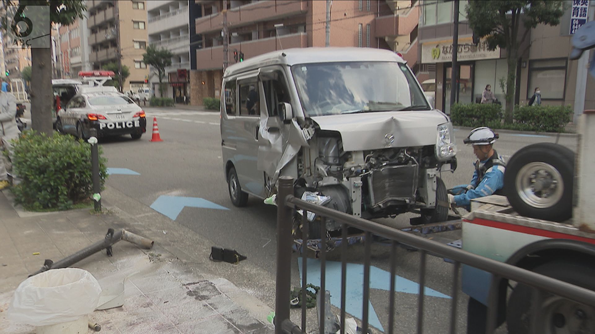 車線変更でぶつかったか　軽乗用車が歩道に乗り上げる事故　けが人なし　大阪・福島区