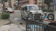 車線変更でぶつかったか　軽乗用車が歩道に乗り上げる事故　けが人なし　大阪・福島区