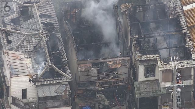 携行缶などからガソリン成分検出　遺体は８２歳父親と５０代の息子２人と確認　大阪・大東市の木造住宅火災