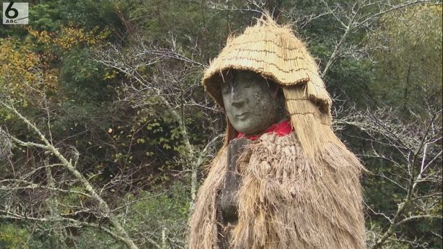 巨大なお地蔵さんの“冬支度”　重さ６０キロの「みの」８人がかりでかぶせる　京丹後市