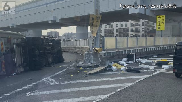 名神高速西宮ＩＣ付近で大型トレーラーが横転