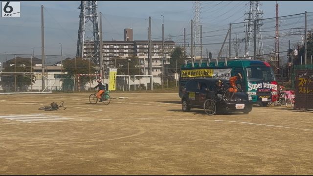 スタントマンが実演！　中学校で自転車の交通安全教室　大阪狭山市