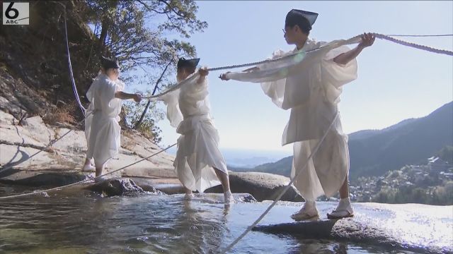 「那智の滝」も新年準備　高さ１３３ｍでしめ縄の張り替え　世界遺産・熊野那智大社