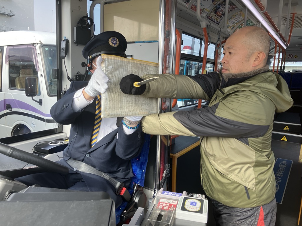 「車内で刃物持った不審者が乗客を襲ったら」阪急バスと大阪府警が万博開催前にテロ対策訓練　