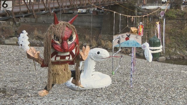 ヘビやなまはげなど１２体　「ジャンボ張り子」お目見え　和歌山・川湯温泉