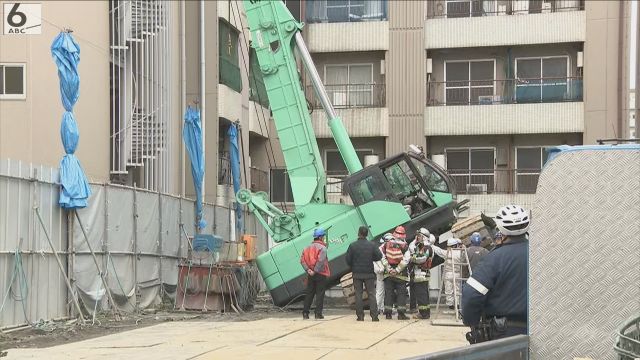 大型クレーンが倒れマンション直撃　７階の壁を突き破る　住人女性が衝撃で転倒し頭打つ　大阪・西成区