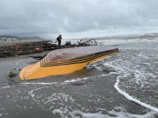 記録的大雨で山形県の船が秋田市の下浜海水浴場に