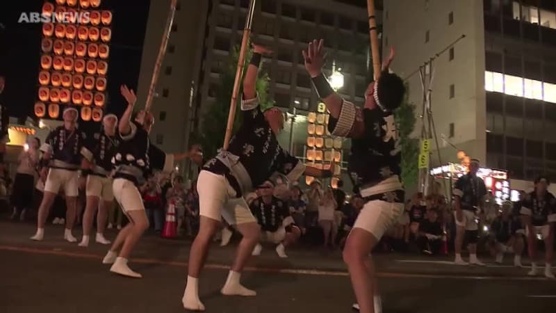 竿燈開幕　夏の夜空彩る