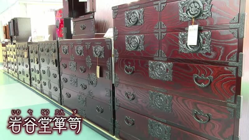 美しい木目に飾り金具　300年以上の伝統　岩谷堂箪笥の展示会　横手市