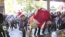 太平山三吉神社で“けんか梵天”　願い込め奉納