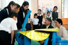 両陛下、子ども博物館を訪問 日本人学校の児童らと交流
