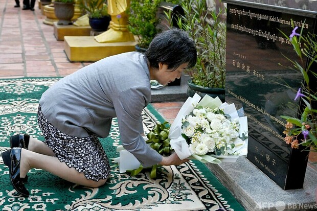 上川外相、カンボジア訪問 共同通信記者の慰霊碑に供花