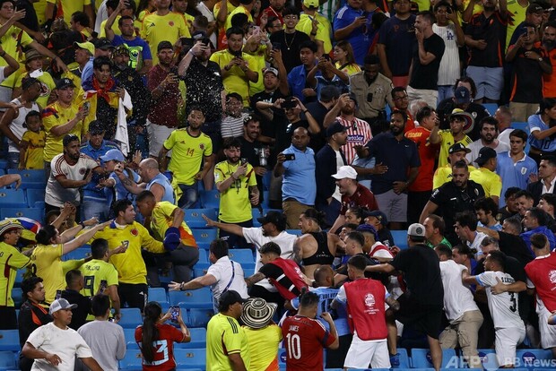 ウルグアイ選手が観客席の相手サポと衝突、家族守るためか コパ・アメリカ