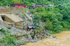 大雨で土砂崩れ、バス2台が川に転落 63人安否不明 ネパール