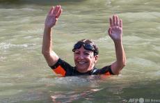 パリ市長がセーヌ川泳ぐ 五輪前に水質浄化アピール