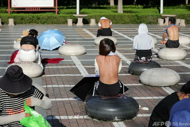 【今日の1枚】背中日光浴に熱中、熱中症に注意 中国