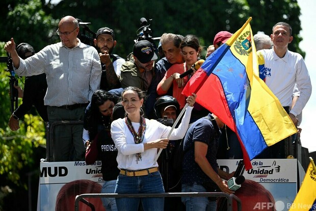 抗議続くベネズエラ、野党指導者がサプライズ登場