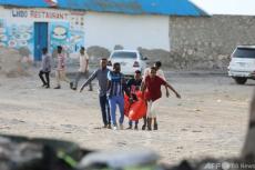 ソマリア首都のビーチで自爆・乱射、37人死亡
