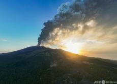 伊エトナ山、新たな噴火 空港で一時着陸制限