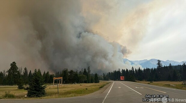 カナダ西部で山火事続く 24歳の消防士が犠牲に