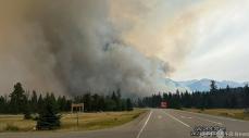 カナダ西部で山火事続く 24歳の消防士が犠牲に