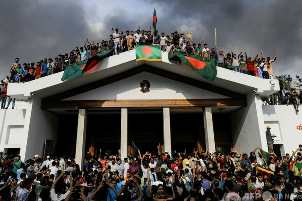 バングラデシュ首相が辞任、国外脱出　デモ激化で、暫定政権樹立へ