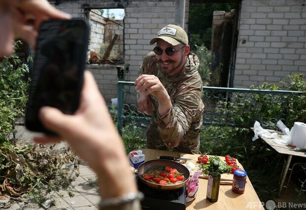 戦場の料理人、ウクライナ兵インフルエンサーの「勝利のレシピ」