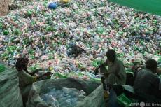 【今日の1枚】手作業で切り崩すプラスチックの山 パキスタン