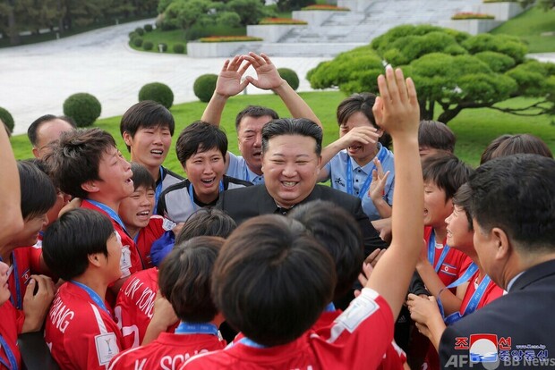 北朝鮮サッカーU-20女子代表、金正恩氏を表敬訪問