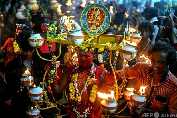 恐怖の女神や猿の神が「降臨」 インドでヒンズー教の祭りシーズン到来