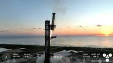 ブースターを「箸」で空中キャッチ スペースX、回収試験に成功